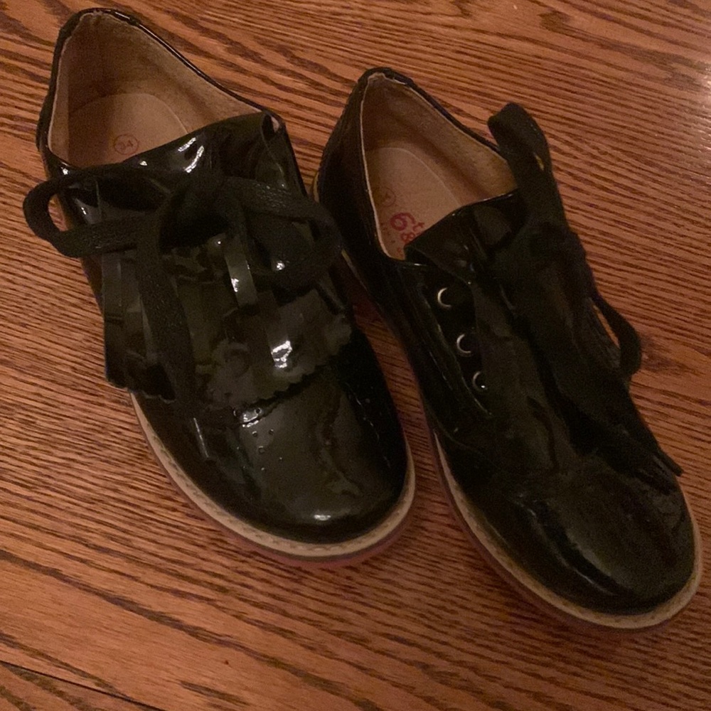 Girls patent leather flap shoes